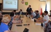 Zdjęcie przedstawia Radnych gminy podczas obrad 27 sesji